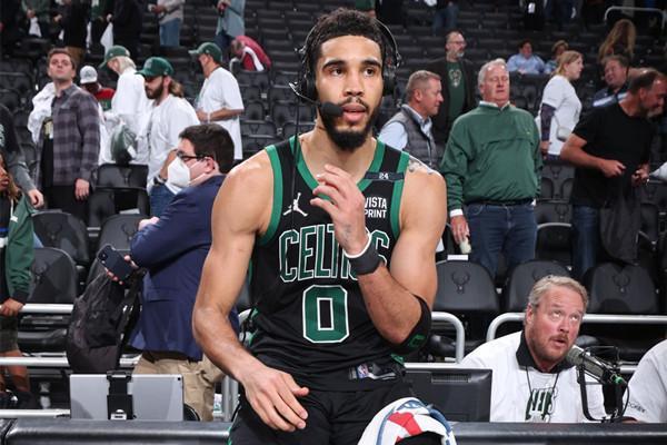 国米中场调度效率惊人（国米中场掌控全局，运转效率爆表）