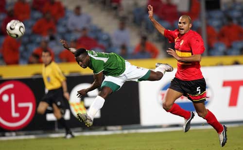 惨败国安后亚泰球员贺一然被自家球迷辱骂，他做出手势回击（惨负国安后，亚泰球员贺一然遭本队球迷辱骂，以手势回敬）