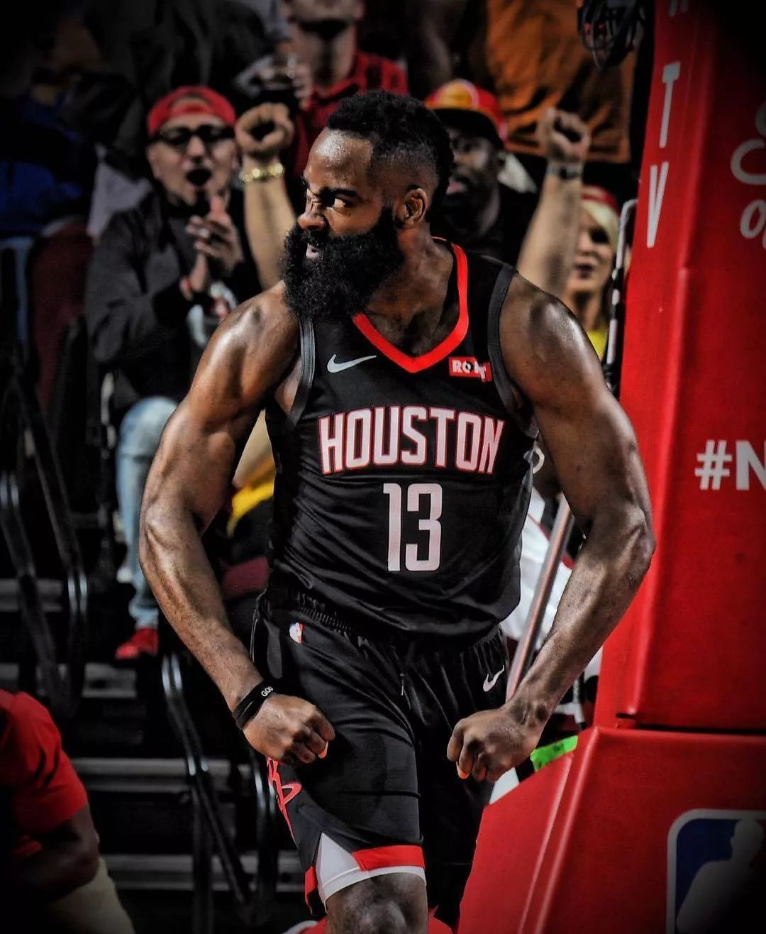 记者：梅西到诺坎普后请求工作人员入场许可，巴萨欣然同意（记者称梅西抵达诺坎普先向工作人员申请入场，巴萨爽快放行）