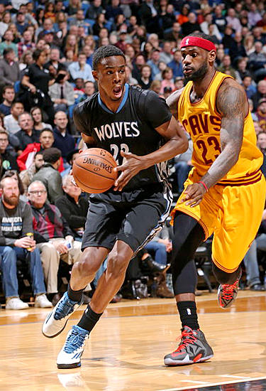 麦克丹尼尔斯第三节5中5轰12分，带领森林狼迫近比分（麦克丹尼尔斯第三节5投全中砍12分，助森林狼迫近比分）