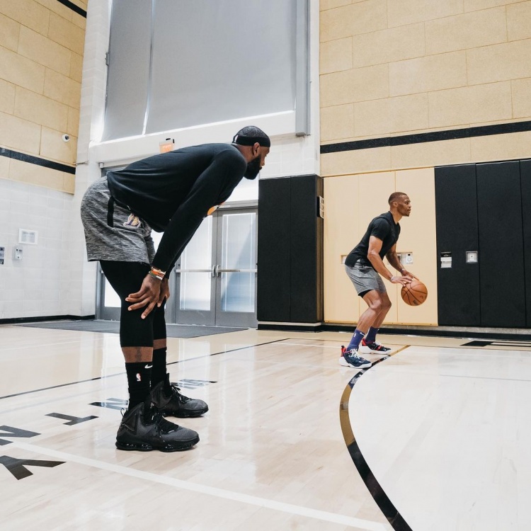 拉奥斯评皇马争议战主裁：金特罗在比赛中缺乏应有的情绪平衡（拉奥斯谈皇马争议战：主裁金特罗情绪管理不到位）