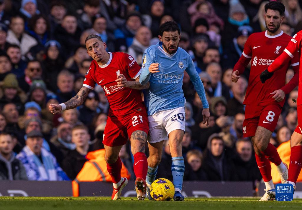 防线漏洞频出 难挡对手冲击（后防失误不断 难以抵御对手猛攻）